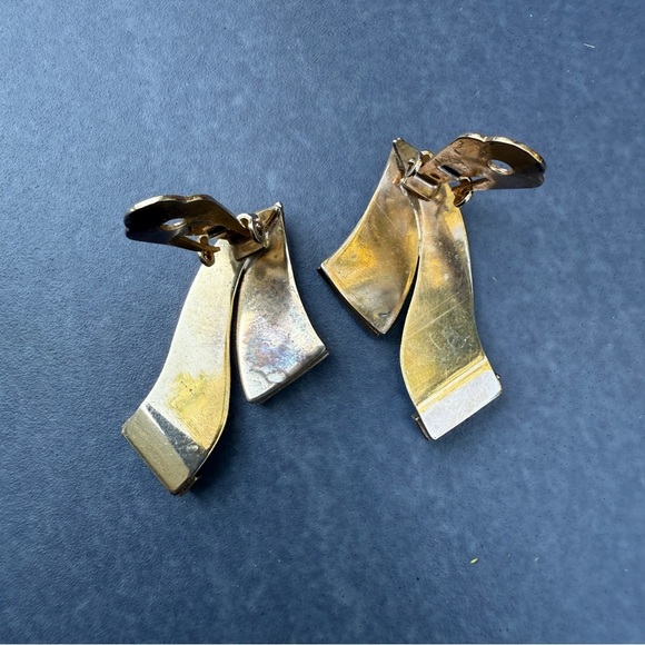 Vintage Gold Tone Abstract Clip On Earrings in Scroll Ribbon Design that Sparkle - Picture 6 of 17